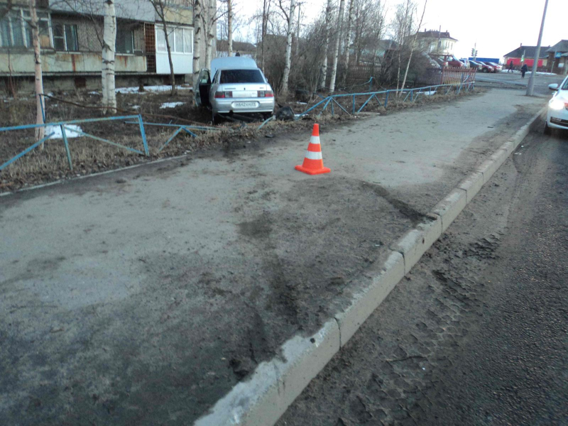 В Архангельске водитель сбил пешехода на тротуаре